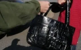 Când umbli cu mormanul de bani în geantă...