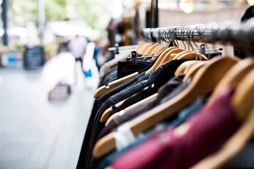 Mulți români economisesc cumpărând haine de lux second-hand