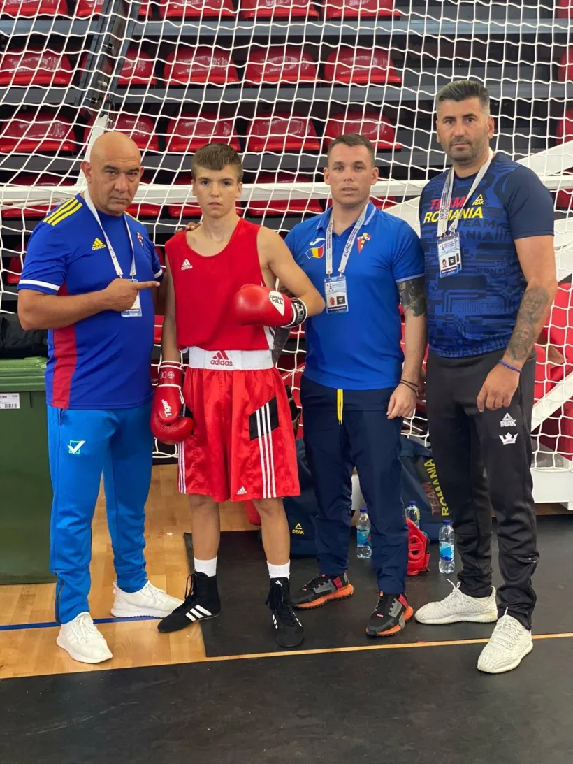 Boxerul gălăţean Alex Suvache a debutat cu o victorie la Europene