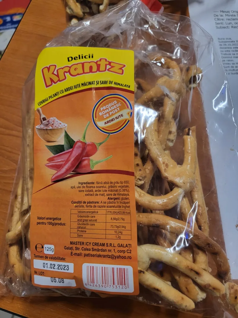 Un gălățean a cumpărat covrigi cu viermi de la un supermarket