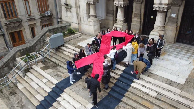 Conștientizarea discriminării bolnavilor HIV, marcată printr-un gest simbolic la Universitatea Dunărea de Jos din Galați