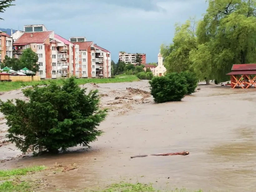 270 de oameni evacuați, după ce apele unui râu au crescut la cote alarmante. Populația, avertizată prin Ro-Alert