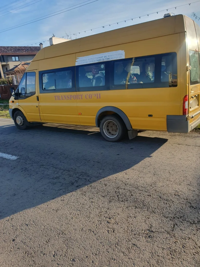 Șoferul unui microbuz școlar a fost prin băut la volan