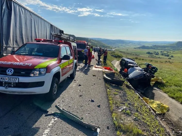 Accident grav. Trei oameni au murit, după ce o mașină și un TIR s-au ciocnit