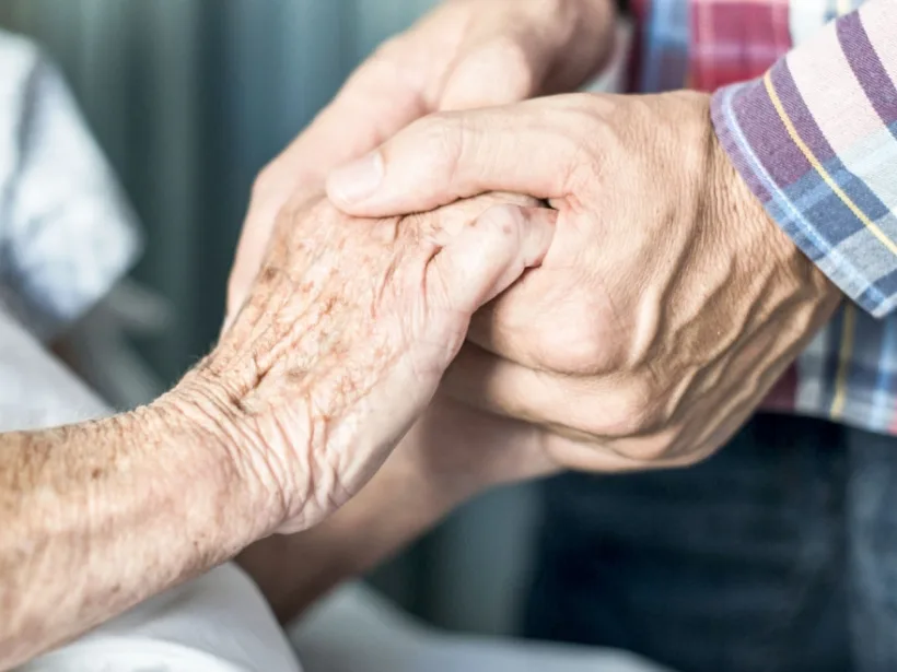 260.000 de pensionari din România vor primi tichete de masă electronice