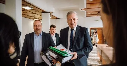 UDMR Mureș a depus 25.000 de semnături de susținere lui Péter Ferenc la președinția CJ Mureș