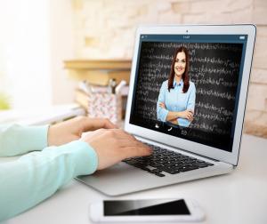 Prelungire până la 30 iunie 2021 a prevederii care acordă părinților zile libere plătite de stat pentru a sta acasă în perioada în care școlile sunt închise