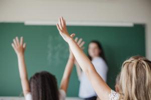 Elevii romi cu rezultate bune la școală, în cultură și în sport, premiați de Guvern