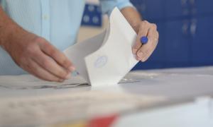 Scandal monstru la Sectorul 1. Poliția verifică imaginile cu persoane aflate printre sacii cu voturi