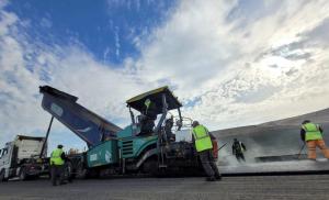 Continuă lucrările pe drumurile din județul Galați: strat nou de asfalt pe drumul de la Lungești