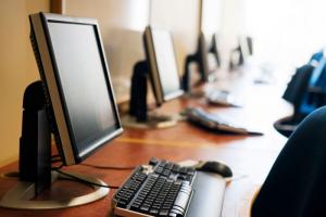 Elevii și studenții vor primi BANI pentru calculatoare noi