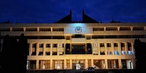 De Ziua Mondială de  Luptă împotriva Cancerului, clădirea CJ Harghita a fost iluminată în portocaliu