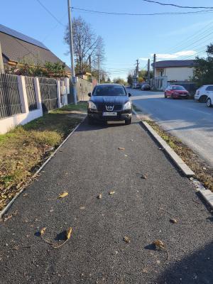 Tractoare și mașini pe pista de biciclete din județul Galați: autoritățile amenință cu amenzi