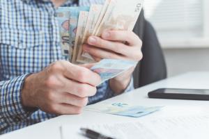 Românii au investit o sumă record de aproape 3,2 miliarde de lei, în emisiunea de titluri de stat Fidelis