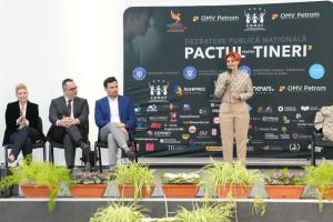 La Craiova copiii rromi studiază împreună cu mamele lor