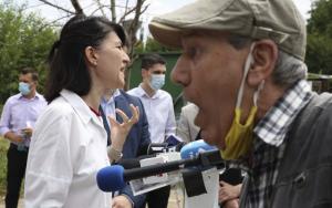 Ministrul Muncii a fost agresat verbal în timpul unei conferințe de presă de un pensionar: &quot;Mărește pensia! Ia mâna de pe mine, că te omor!&quot;