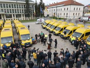CJ Sălaj a predat către primării cele 51 de microbuze școlare electrice