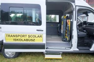 Ultimele microbuze electrice predate școlilor speciale din subordinea CJHarghita