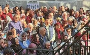 Primarul Municipiului Suceava, Ec. Ion Lungu a participat la slujba religioasă la biserica Sfânta Cruce, înconjurat de suceveni