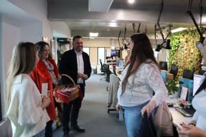 Reprezentanții CJ Tulcea au oferit mărțișoare muncitoarelor din fabrici, ca simbol al primăverii