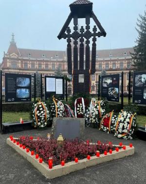 Lumânări aprinse, flori, momente de reculegere și aducere-aminte, la Troița din fața Prefecturii Brașov