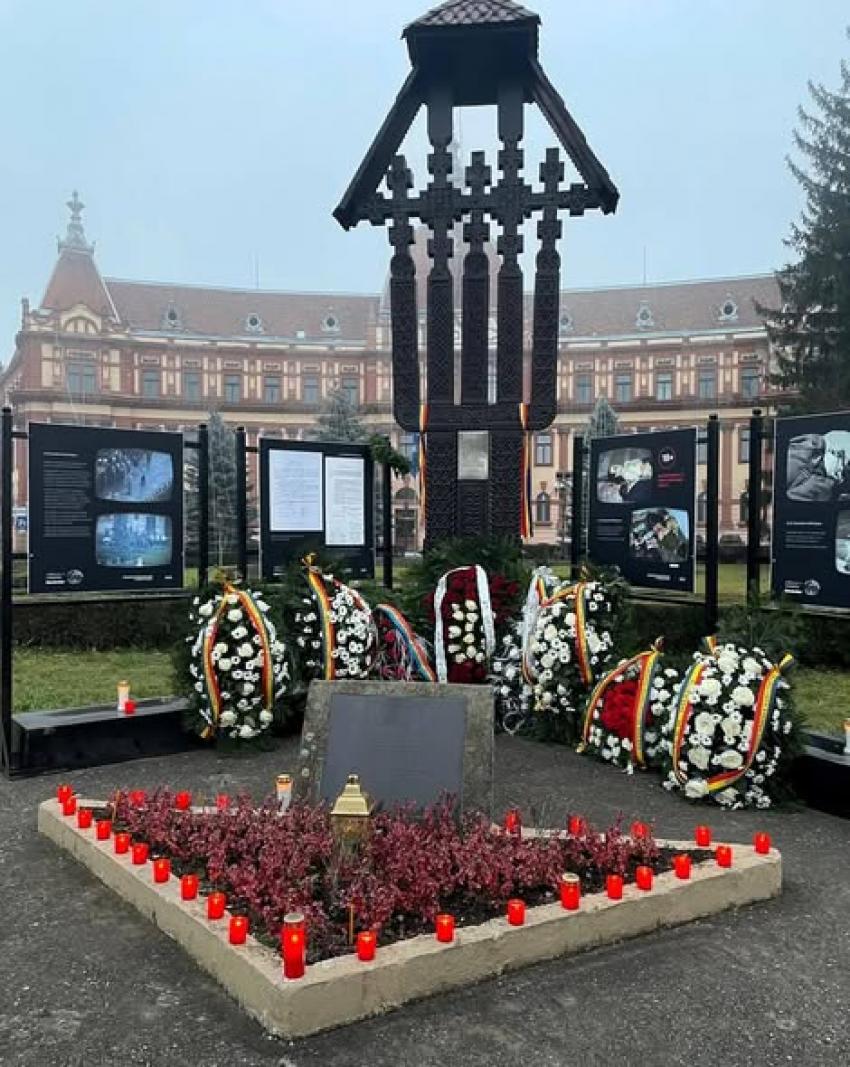 Lumânări aprinse, flori, momente de reculegere și aducere-aminte, la Troița din fața Prefecturii Brașov