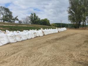 Diguri provizorii sunt amenajate de-a lungul Dunării