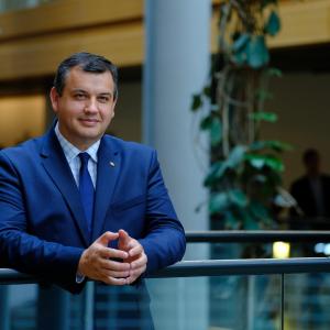 Tomac: Singurul lucru pe care-l poate face PNL este să se dezlipească definitiv de PSD