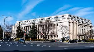 Palatul Victoria, iluminat în culorile roz și bleu