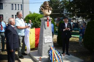 De Ziua Aviației Române, a fost dezvelit bustul reginei înălțimilor la Muzeul Aeronauticii de la Tecuci