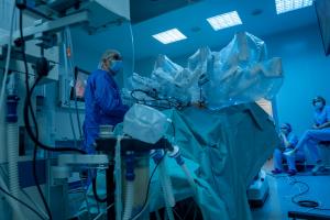 Cluj-Napoca. Primele reconstrucții mamare asistate robotic au fost făcute pro bono