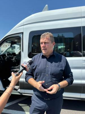 Noi microbuze electrice pentru transportul elevilor în Mehedinți