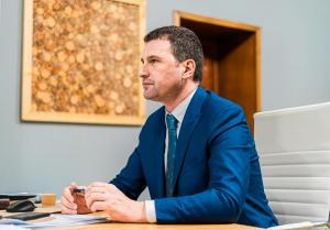 Ministrul de Finanțe anunță că taxa auto pentru mașinile poluante ar putea intra în vigoare din ianuarie 2026