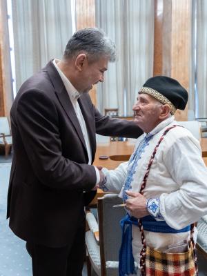 Marcel Ciolacu s-a întâlnit cu un țăran: Am crescut susținut de o mână puternică precum mâna acestui om