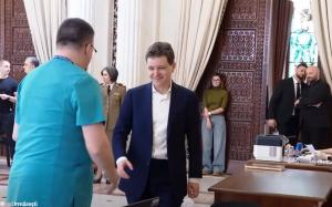 Nicușor Dan a donat sânge la Cotroceni și îi îndeamnă pe români să-i urmeze exemplul