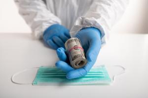 Bani nerambursabili pentru firmele afectate de epidemie, inclusiv pentru cele fără salariați, cu un singur asociat