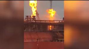 O navă încărcată cu GPL a luat foc în urma unui atac cu drone în Ucraina; autoritățile române au evacuat preventiv populația din Plauru