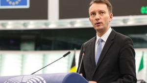 Război în coaliție. Un europarlamentar liberal îl acuză pe premier că a blocat absorbția de fonduri europene