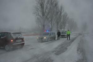 Iarna își intră în drepturi: Trafic rutier oprit pe patru drumuri județene din cauza zăpezii